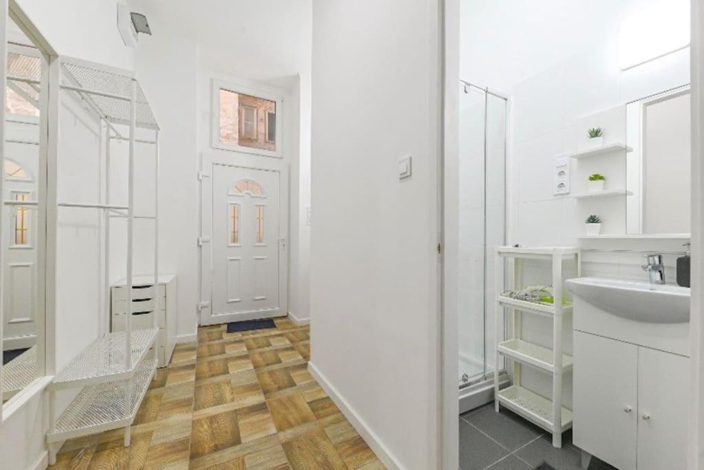 2 Bedroom Flat In Damjanich Str., Hirsch Budapest Bagian luar foto