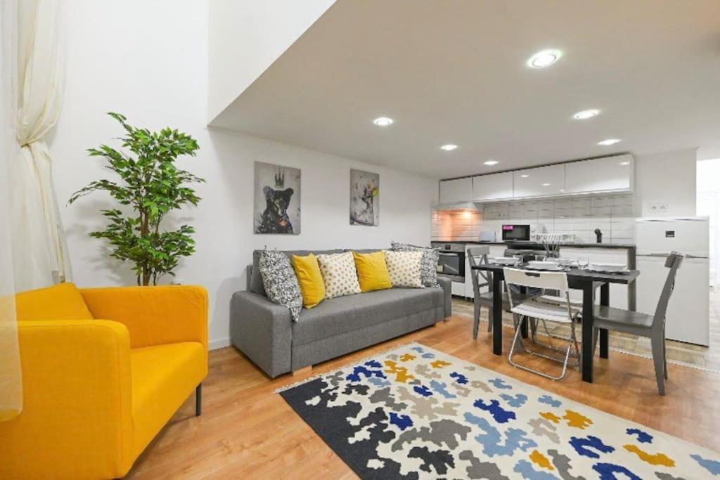 2 Bedroom Flat In Damjanich Str., Hirsch Budapest Bagian luar foto
