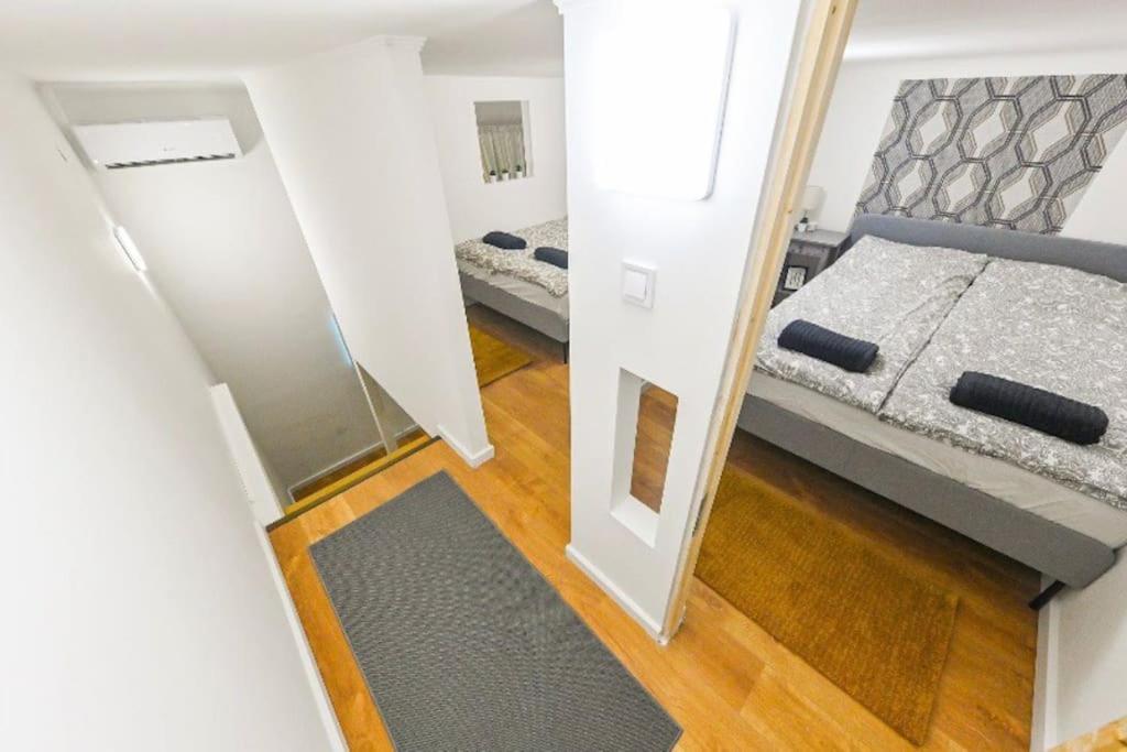 2 Bedroom Flat In Damjanich Str., Hirsch Budapest Bagian luar foto