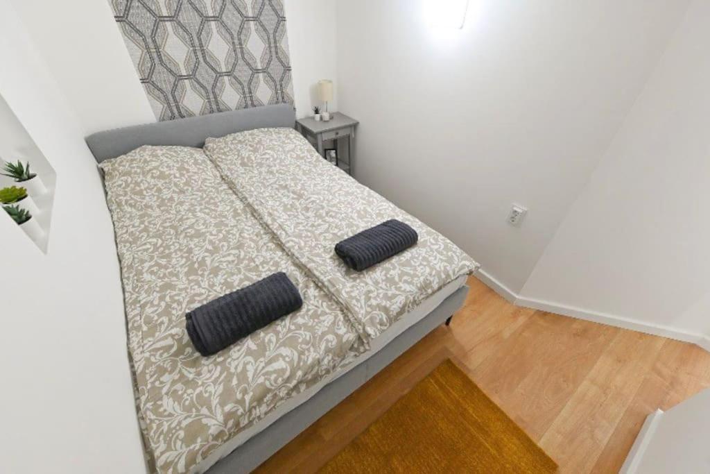 2 Bedroom Flat In Damjanich Str., Hirsch Budapest Bagian luar foto