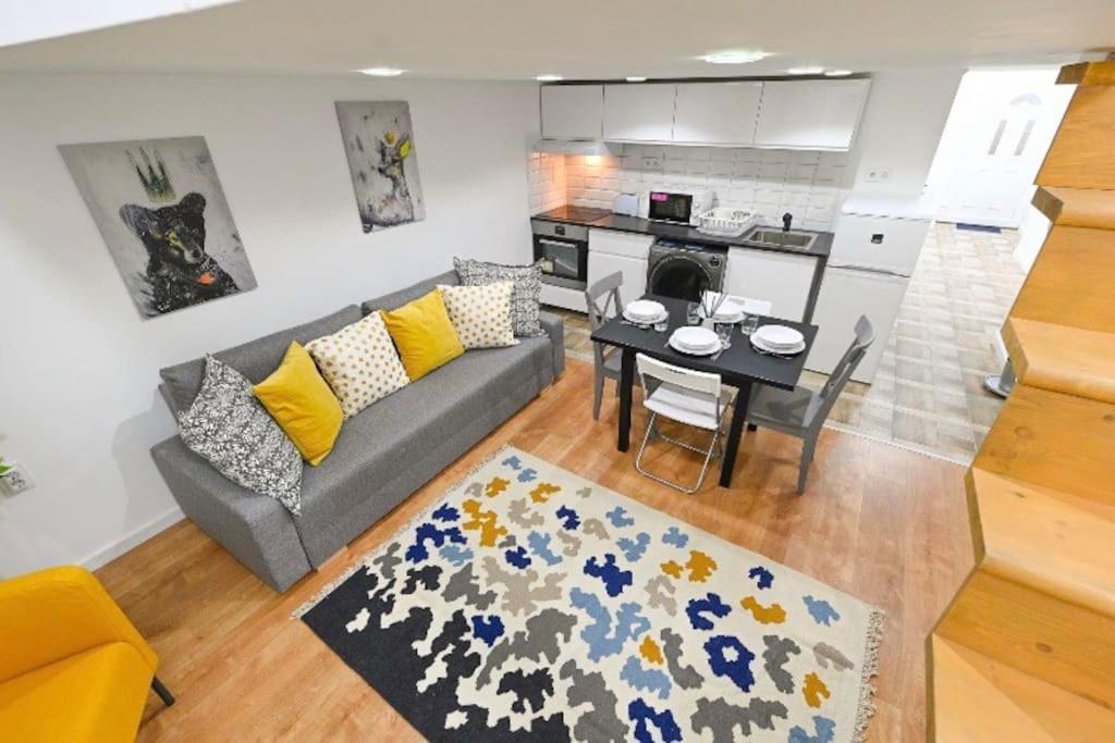 2 Bedroom Flat In Damjanich Str., Hirsch Budapest Bagian luar foto